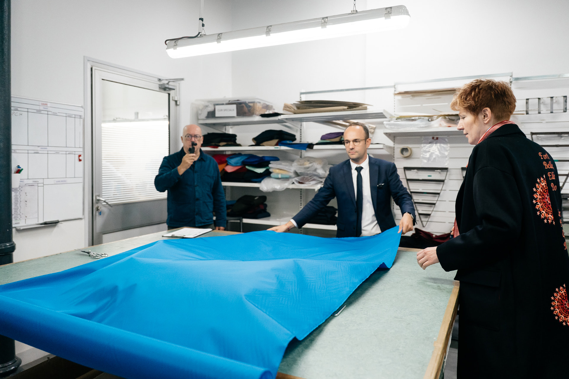 Natacha Polony dans un atelier textile