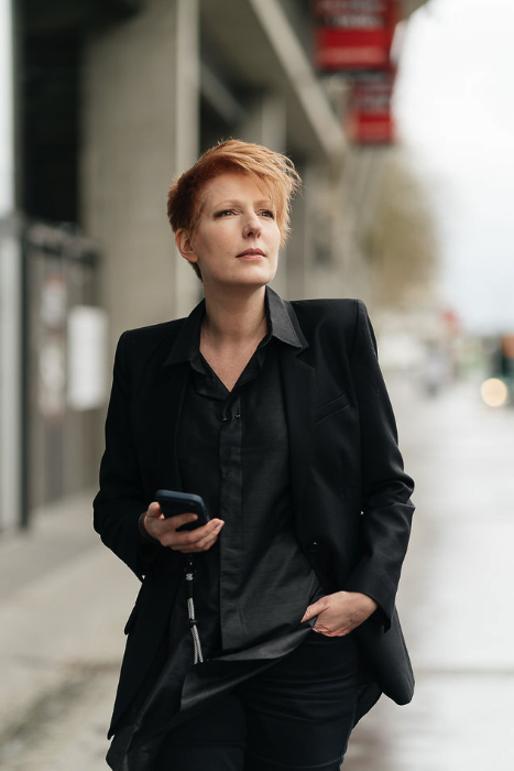 Natacha Polony marchant dans la rue, téléphone en main