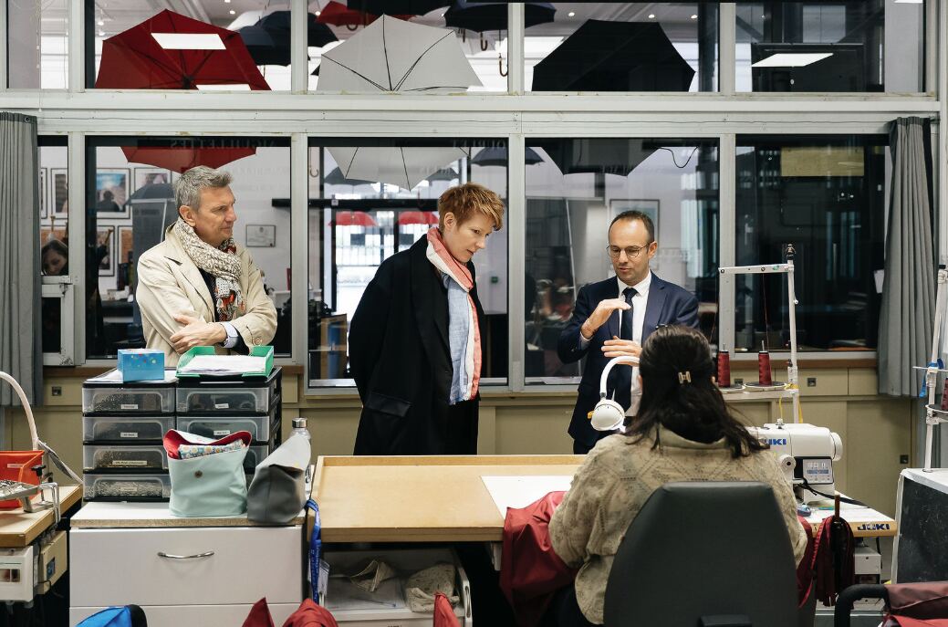 Natacha Polony en visite dans un atelier de fabrication
